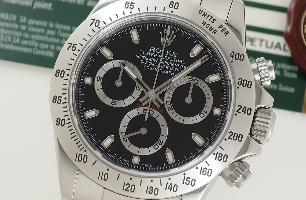 メタリックなベゼルが印象的なデイトナです。