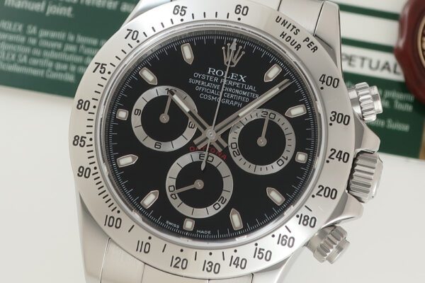 メタリックなベゼルが印象的なデイトナです。