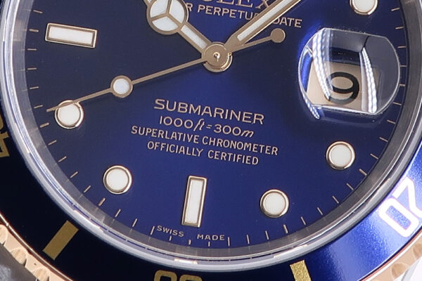 現行とは違う深みのある青色に魅了されます…