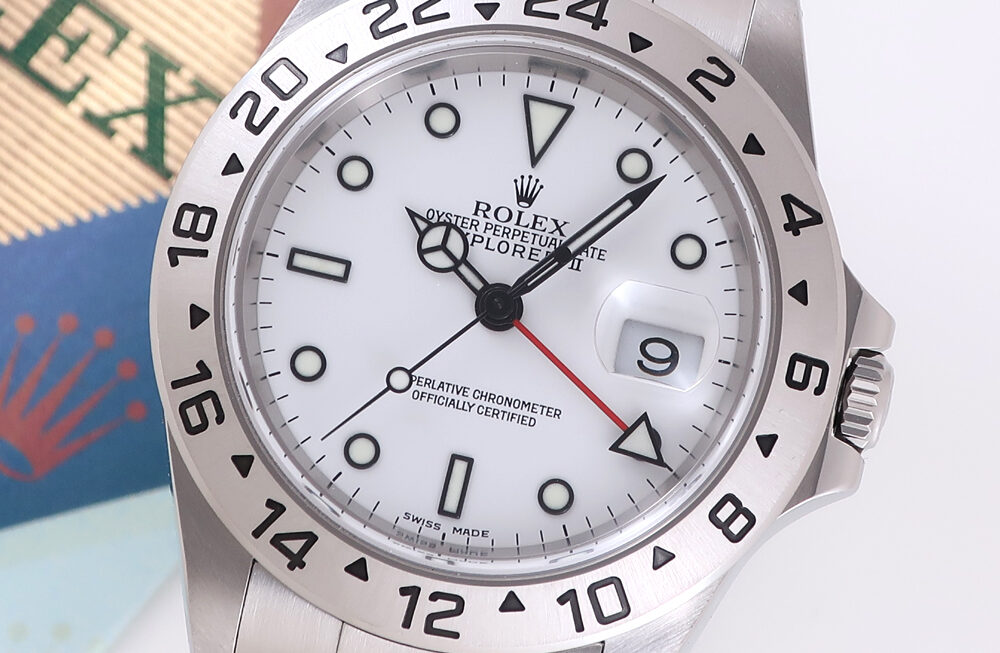 無骨なデザイン×爽やかなホワイトダイヤルが映える１本！