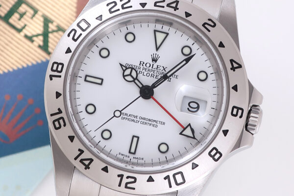 無骨なデザイン×爽やかなホワイトダイヤルが映える１本！