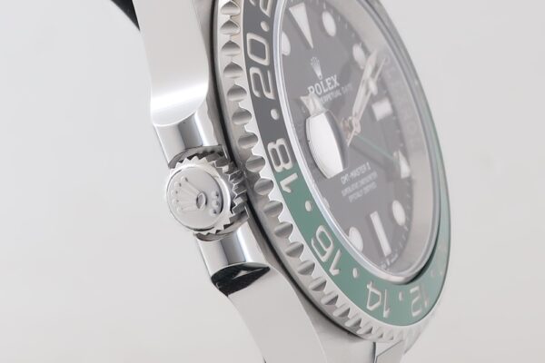 緑黒の2トーンカラーベゼルが特徴!!Ref.126720VTNR